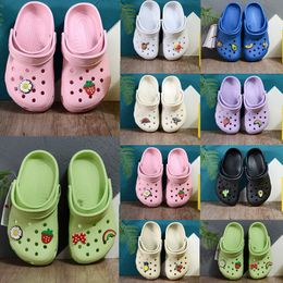 Kinderlippers verstoppen strand sandalen peuters loper schoenen baby croc jeugd babyjongens meisje ontwerper sneakers eva glijbanen roze zwart blauw witte kinderen schoen