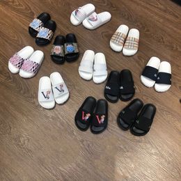 Kids Slippers Boys Girls Slides Home Casual Beach Chaussures Toddler Enfants LETTRE IMPRIMÉ Sandales en caoutchouc Luxury Brand Youth Designer Flipoor Flip Flip K1QG #