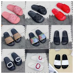 Gratis verzendkinderen slippers uitgesneden rubberen sandalen jongens meisjes holes hol uit glijbanen strand zwembad bloemen zomers schoenen platform flats kleine kinderen slippers schuifregelaar