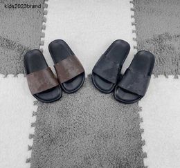 Kinderslippers Zomer Baby Strandglijbanen Brieflogo afdrukken Kinderen Sandalen Jongens Meisjes Vrijetijdsschoenen Inclusief merkschoenendoos