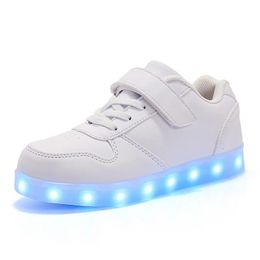 Sneakers pour enfants chaussures lumineuses décontractées USB RECHARGE LIGHT UP SPORTS SAVICATION CHAUSSIONS CUIR APPLICIPE CUIR BARCHES CHAPELS AVEC LED 240401