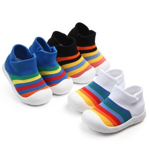 Sneakers pour enfants avec chaussettes Petit enfant apprenant les premières marcheurs filles colorées de tuyaux colorés