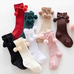 Kinder sokken 0-4Y unisex schattige baby pluizige decoratie vaste warme sokken elastische knie hoge lengte pom sokken gebreide sokken geschikt voor jonge kinderen kousenl2405