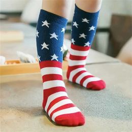 Kindersokken 1 paar Amerikaanse vlag gestreepte ster lange sokken voor jongens en meisjes babysokken zijn comfortabel ademende en elastische geschiktheid Y240504