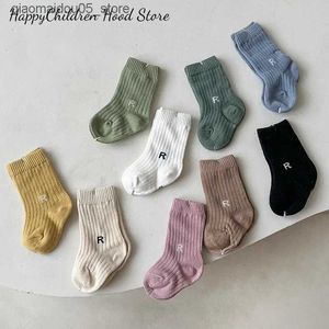 Calcetines para niños 1 par de calcetines para bebés Coreano Simple Solid Color Letter R Niños y niñas Calcetines cortos Spring and Autumn Childrens Socks Q240413