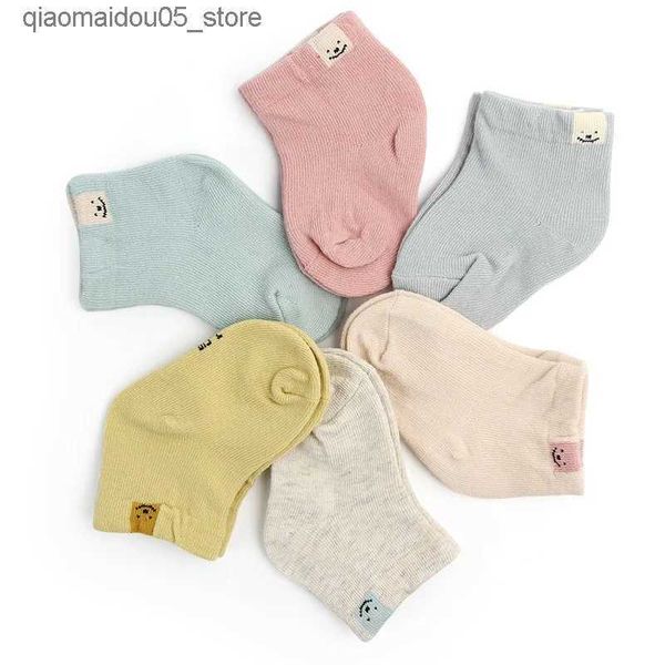 Chaussettes pour enfants 1 paire de printemps et automne Nouveau coton à la mode et mignon unisexe bébé nouveau-né les bonbons fraîches chaussettes bébé Q240413