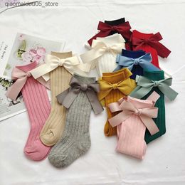 Chaussettes pour enfants 10 couleurs nouvelles chaussettes pour enfants Big Bow Princess Girl Girl High Choques pour tout-petits et chaussettes pour bébés chaussettes pour enfants coton Q240413