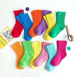Kinder sokken 24 paar nieuwe mode baby katoenen sokken voor meisjes en kinderen Spaanse stijl snoep gekleurde knie knie high kerst jonge d240513