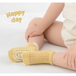 Calcetines para niños 4 pares de calcetines de malla adhesiva de cara sonriente calcetines para niños para niños pequeños calcetines de piso para niños antideslizanes calcetines de trampolín d240528