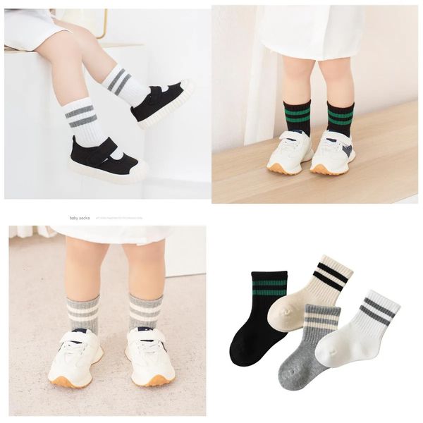 Chaussettes enfants 4 paires de chaussettes de sport pour enfants chaussettes de couleur unie pour enfants garçon blanc noir chaussettes d'étudiant bébé fille tube moyen coton chaussettes pour tout-petits 231016