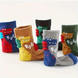 Calcetines para niños 5 pares de lindos calcetines estampados de dinosaurios para niños y niños transpirables cómodo elasticidad de alta elasticidad SUDAD ABSPTI Y240504