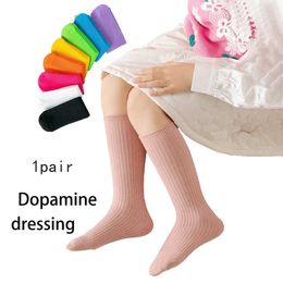 Chaussettes pour enfants Une paire de filles chaussettes de longueur de genou de longueur confortables résistantes à l'odeur respirante et sueur absorbant la mode polyvalente y240504