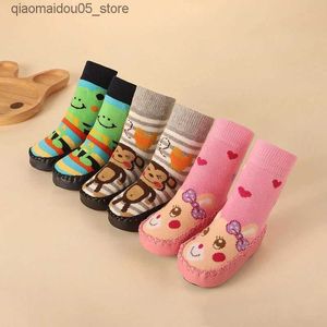 Chaussettes pour enfants chaussettes de bébé avec semelles en caoutchouc pour bébés filles garçons et chaures pour le sol non glissant les chaussettes molles 0-32m Q240413