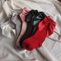 Chaussettes pour enfants fournit des filles de genou High princesse fille fille mignon tube long tube de bonbons couleurs arc au réchauffeur de jambe 0-5yl2405