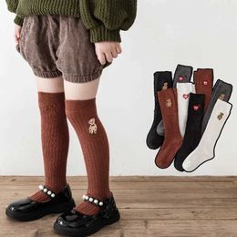 Kinder sokken kinderen baby Koreaanse cartoonbeer hartsteek knie hoge lange herfst lente solide kleur kousen voor voor meisje jongens goedkoop d240528