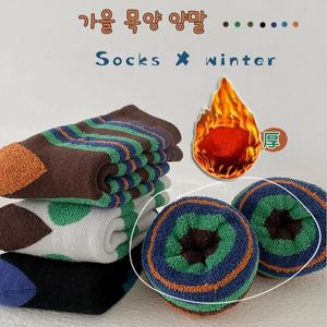 Chaussettes pour enfants Chaussettes d'hiver pour enfants Épaissir les chaussettes en coton Filles Chaussettes chaudes et confortables à rayures Chaussettes pour enfants de longueur moyenne 3 paires Emballage fantaisie 231121