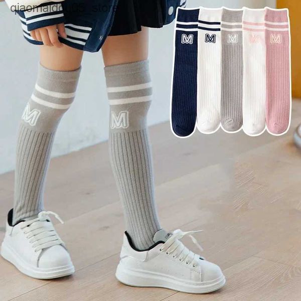 Chaussettes pour enfants Lettre de mode pour les chaussettes d'école pour garçons et filles pour enfants m chaussettes hautes genoux chaussettes préscolaires printemps et automne coton chaussettes Q240413