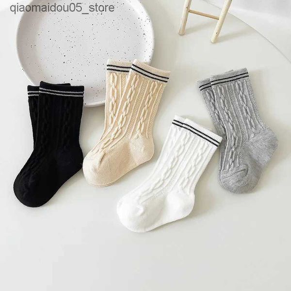 Chaussettes pour enfants à la mode et simples chaussettes de veau de couleur unie solide pour enfants filles garçons.Childrens chauds appropriés avec cachemire en laine au printemps automne Q240413