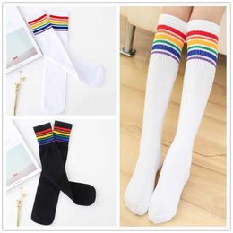 Chaussettes pour enfants chaussettes pour enfants Stripes de football de coton Sports Sports Knoues blancs High Childrens Skateboards Longues Lignes chaleureux2405