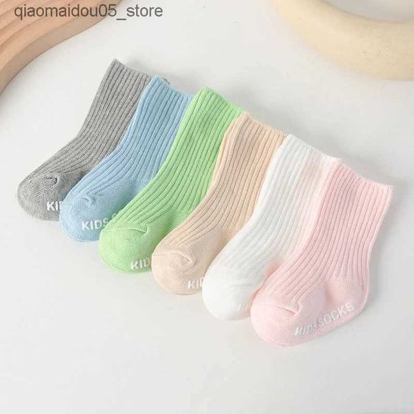 Chaussettes pour enfants coréennes de chaussettes molles et tricots tricus pour les enfants en avant-gliers chaussettes pour bébé nouveau-né et tout-petit chaussettes à tube moyen à rayures pour garçons et filles 0-3 ans Q240413