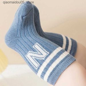 Chaussettes pour enfants Style coréen Childrens tricotés Softs et à la mode, tube bébé tube long Baby garçons et filles chaussettes occasionnelles Q240413
