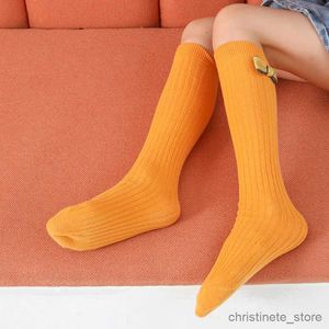 Chaussettes pour enfants Belle contraste de couleur bord Bow chaussettes longues pour bébé enfants rayure sur le genou chaussettes hautes princesse fille hiver étudiant bas R231125