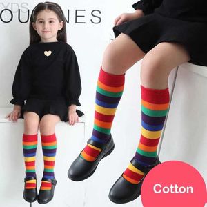 Chaussettes pour enfants Nouveauté enfants chaussettes arc-en-ciel enfants Sport filles garçons coloré rayé coton doux chaussettes hautes enfant en bas âge de haute qualité 2-12 T YQ240314