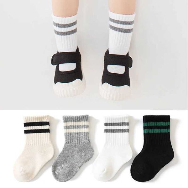 Chaussettes pour enfants NOUVEAUX Childrens Color Sports Socks Coton Tyon Coton Chauces et tout-petits Chantiques Childrens garçons et filles de 6 mois à 6 ans D240515