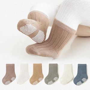 Chaussettes pour enfants Nouvelles chaussettes de bébé printemps chaussettes de plancher de couleur unie mignonne 3 paires chaussettes moyennes pour enfants 0-5y D240513