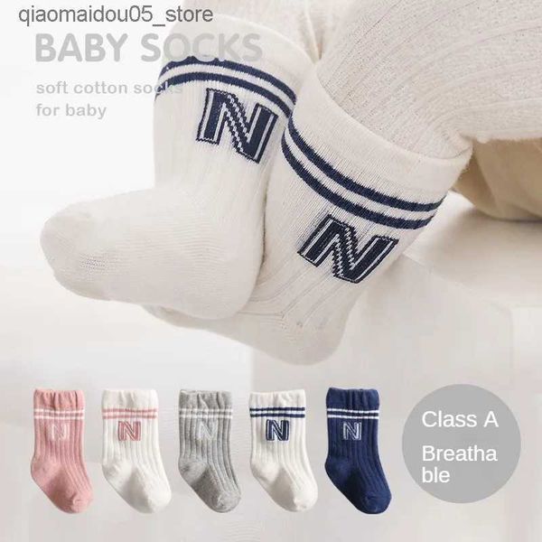 Chaussettes pour enfants nouveau-nés chaussettes de fille enfant childaux non glissants boys chaussettes mignons chèques matres blancs doux coton pur couleur solide chaussettes de bébé q240413