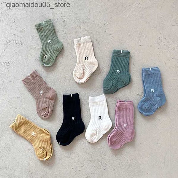 Chaussettes pour enfants printemps et automne pour bébés chaussettes coréen simples blancs blancs noirs r chaussettes courtes pour enfants garçons et filles chaussettes à rayures coton Q240413