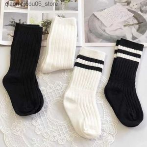 Chaussettes pour enfants Spring and Automne Coton Black and White Sewing Socks New Childrens Cotton Sports School Floor Boys and Girls Baby Preschool Choques Q240413