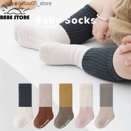 Chaussettes pour enfants Spring and Summer Childrens Couleur mélange des chaussettes pour bébé coréenne pour nouveau-nés chaussettes non glissantes 0-5m chaussettes de sol bébé Q240413