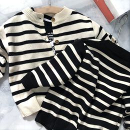 Suéteres para niños Niños Niños pequeños Diseñador bordado de cocodrilo Jerseys Niñas Ropa juvenil Casual Niños Cardigan Ropa para niños Negro Blanco Gris Tops Jumper Abrigos