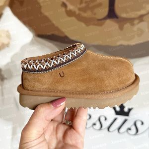 Pantoufles Tasman II pour enfants en bas âge Tazz Chaussures pour bébé Claquettes en fourrure de châtaigne Peau de mouton Shearling Classique Ultra Mini Botte Mules d'hiver à enfiler en daim et laine Little Big