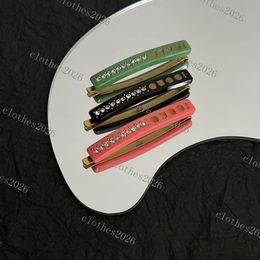 Niños de la mejor marca Pinza para el cabello Diseñador Metal Mujer Chica Triángulo Carta Barrettes Moda Accesorios para el cabello 3 colores diseñador