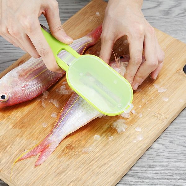 Kill Fish Raspado Escala Cepillo Afeitadora Con Cuchillo Máquina removedor de escamas de pescado Rascador Peeler Cocina Cocina Aves Herramientas T2I5724