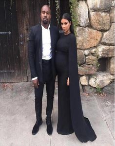 Kim Kardashian robes de célébrité noires col bijou robe de soirée tapis rouge en satin avec cape gaine balayage train gothique 20162399483