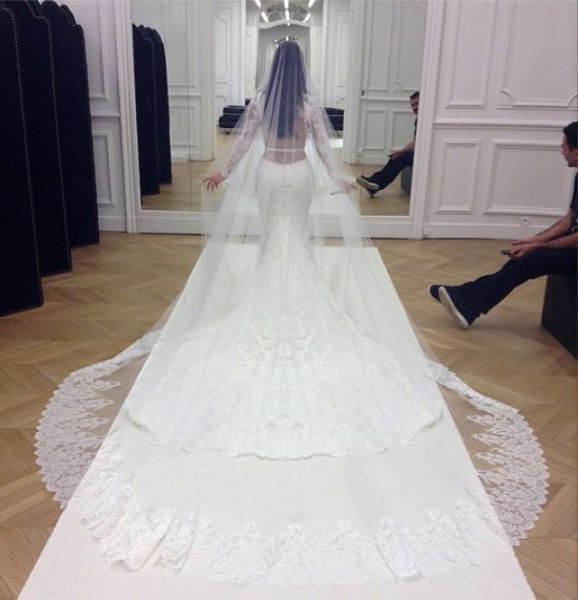 Kim Kardashian White Bridal Veils Tulle Hem Lace Appliques Veil de mariage 2021 Nouvelle arrivée 3 mètres au moins 6221205