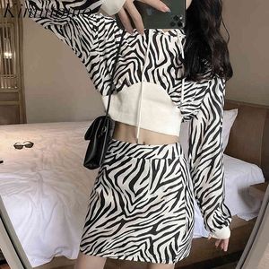 Kimutomo Fashion Zebra rayé 2 pièces ensemble printemps chic dame à capuche à manches longues en polaire courte et mini jupe taille haute 210521
