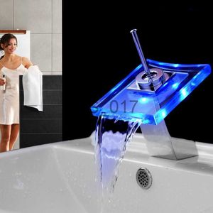Grifos de cocina Baño cascada LED led grifo de vidrio cascada de latón hecha grifo de cuenca mezclador de baño cubierta cubierta de lavabo montado en la cubierta de lavabo X0712