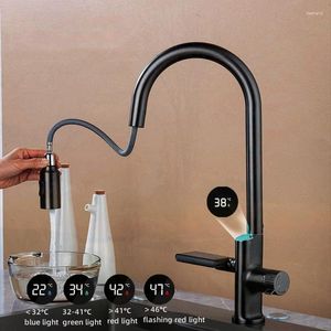 Grifos de cocina Pantalla digital Cascada Sensor de temperatura Grifo Pull Out Stream Sprayer Agua fría Fregadero Mezclador Grifo para