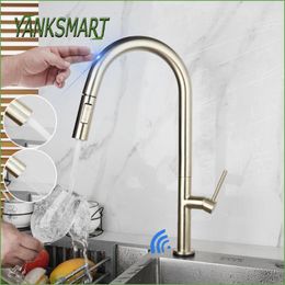 Grifos de cocina YANKSMART Smart Touch Faucet Sensor Pull-Out Girar Spray Fregadero Montado en cubierta Grifo de agua fría y mezcladora