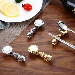 Cuisine Storage 100pcs Dragon Copsticks Holder Rest Stand Metal Craft Zinc Alloy Table Decoration Rack Cadre Lin3573