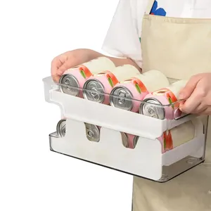 Le soda de rangement de cuisine peut distributeur pour le réfrigérateur Fridge Organizer Bins Bottle Contexte de bouteille de boisson.