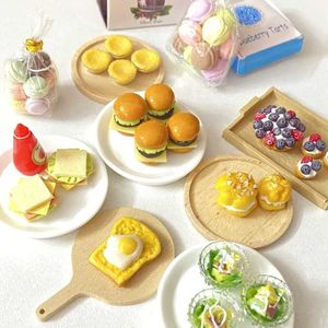 Keukens spelen voedsel 1 12 Mini Burger Mini Fruitsalade is een spel speelgoedaccessoire voor Bryce Babis OB11 BJD Doll House Kitchen D240525