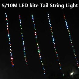 Kite Accessoires 5/10M LED Kite Hanglamp String Lichtgevende Kite Lijnlicht Staart Buiten Nacht Vliegen Hangende Kite Light String LithiumbatterijL231118