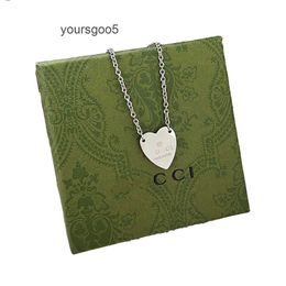 Kkbrand Heart Pendant Collier Design pour femmes Colliers argentés Gift Vintage Gift Long Chain Love Couple Famille Jewelry Collier Celtic Style Lettre Ch