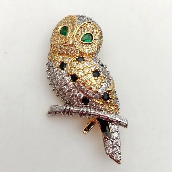 Joyas de animales Kkgem 19x46mm Zirconia Pave Gold Color Owl Broche - Bird CZ Broche para accesorios de ropa de suéter 240411