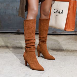 Botas altas de la rodilla para las mujeres pliegues Botas largas de vaquero occidental Femenino de invierno Punta señalada Tacones de punta de punta Vaquera Mujer Suede